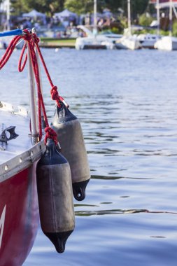 Fenders yat kurulu bağlı. Çerçevenin bir parçası