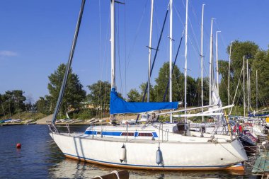 İskeleye demirlemiş yatlar