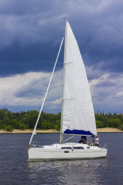 Bir nehirde yelken beyaz Yelkenli