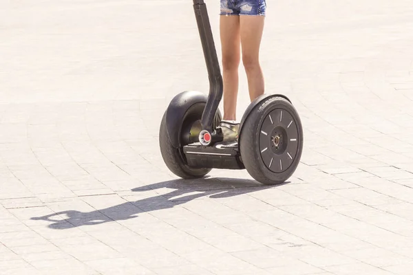 Elektrikli scooter üzerinde çizik diz ile çocuk ayakları — Stok fotoğraf