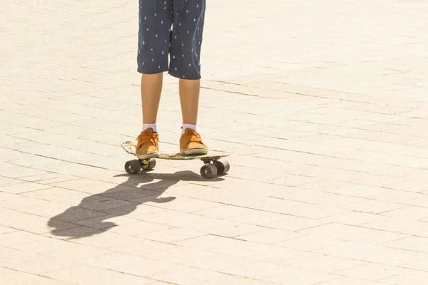 Vista detalhada das pernas do skatista no skate. Fechar — Fotografia de Stock