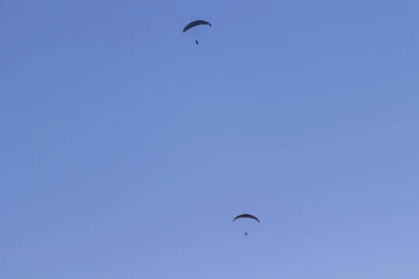 Dos paracaidistas contra un cielo azul — Foto de Stock