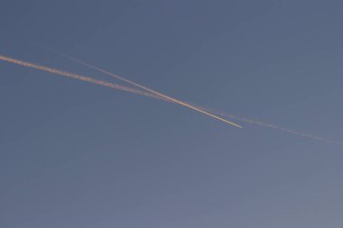 Lacivert gökyüzüne karşı birbirleriyle buluşmak için uçaktan iki parça