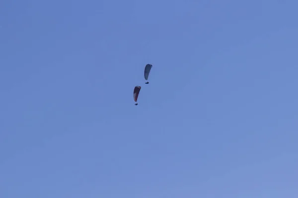 Twee Skydivers tegen een blauwe hemel — Stockfoto