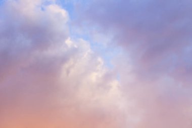 Gün batımında mavi gökyüzünde pembe bulutlar