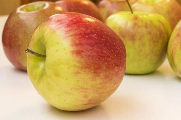 Reife rote Äpfel. Nahaufnahme — Stockfoto