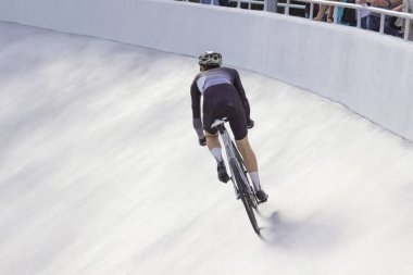 Bir adam bisiklete bisikletle biniyor.