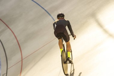 Bir adam bisiklete bisikletle biniyor.