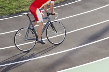 Bir adam bisiklete bisikletle biniyor.