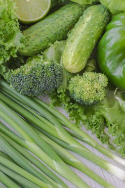 Sağlıklı yeşil sebzeler: brokoli ve salatalık, marul, soğan ve biber