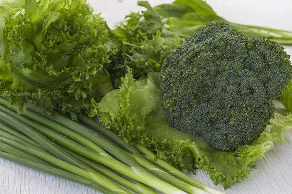 Friska gröna grönsaker: broccoli, sallad och lök — Stockfoto