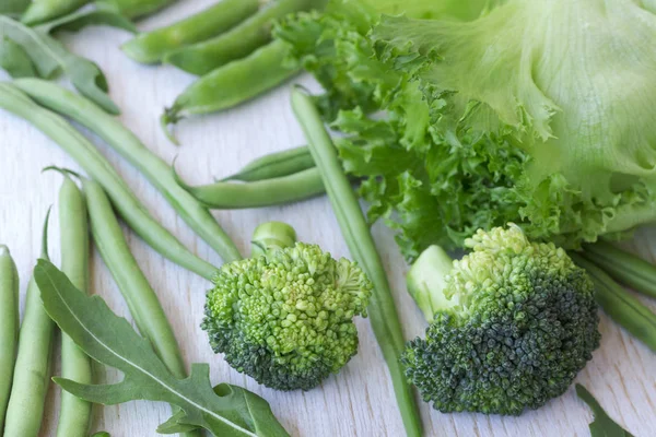 Seperangkat produk dengan latar belakang putih: asparagus, selada, dan brokoli — Stok Foto