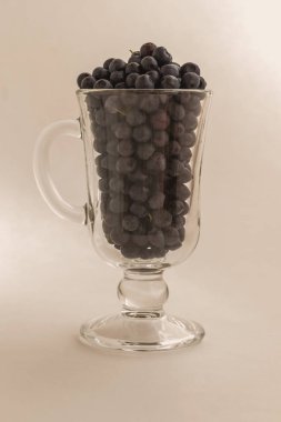 Bir cam taze orman yaban mersini