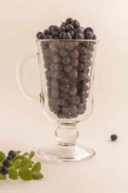 Bir cam taze orman yaban mersini