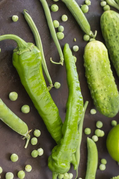 Un conjunto de verduras verdes: pepinos, pimientos, guisantes. Vista superior — Foto de Stock