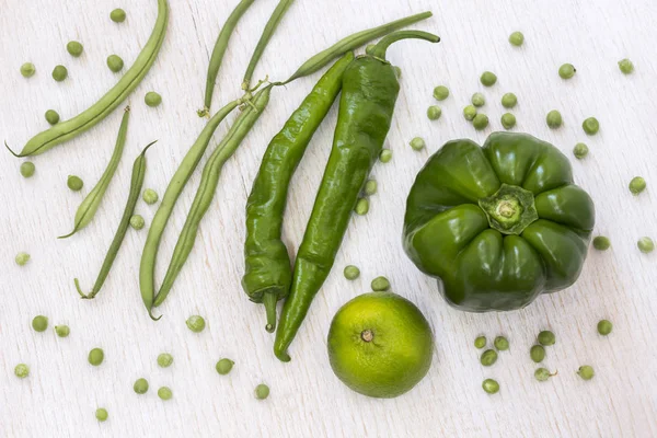 Una serie di verdure verdi: asparagi, pepe, piselli su uno sfondo bianco. Vista dall'alto — Foto Stock