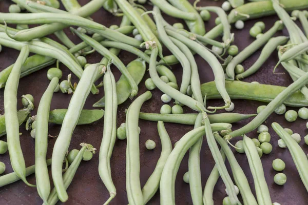 Un conjunto de verduras verdes: guisantes, espárragos, vista superior — Foto de Stock
