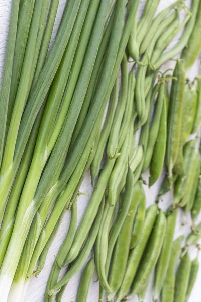 Satu set sayuran hijau: bawang, kacang polong, asparagus, tampilan atas — Stok Foto