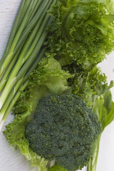 Sayuran hijau sehat: brokoli, selada dan bawang — Stok Foto