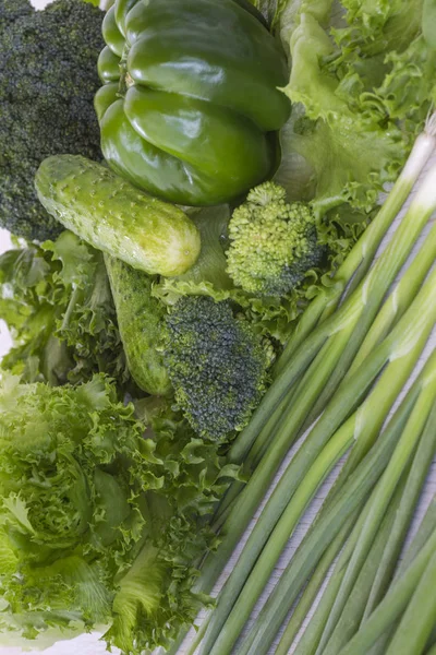 Sayuran hijau sehat: brokoli, selada, bawang bombay dan lada — Stok Foto