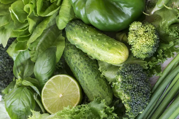 Здоровые зеленые овощи: брокколи, салат, лук и лайм — стоковое фото