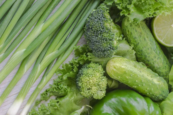 Здоровые зеленые овощи: брокколи и огурцы, салат, лук — стоковое фото