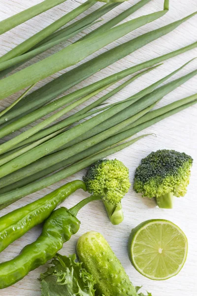 Satu set sayuran hijau: bawang, lada, kapur dan brokoli pada latar belakang putih — Stok Foto