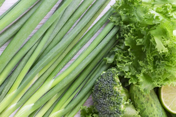 Sayuran hijau sehat: brokoli dan mentimun, selada, bawang — Stok Foto