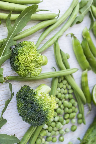 Seperangkat produk dengan latar belakang putih: asparagus, kacang polong, dan brokoli — Stok Foto