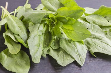 Siyah arka planda marul, yakın çekim