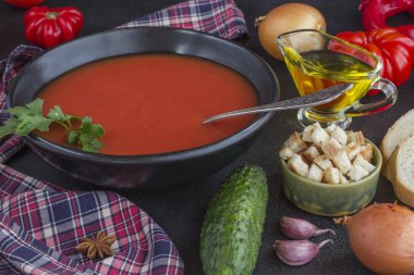 Yaz domates çorbası, gazpacho, siyah arka plan için ürün seti