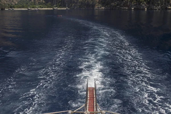 Passerelle et sentier en mer depuis un yacht, mer bleue, loin - rochers — Photo
