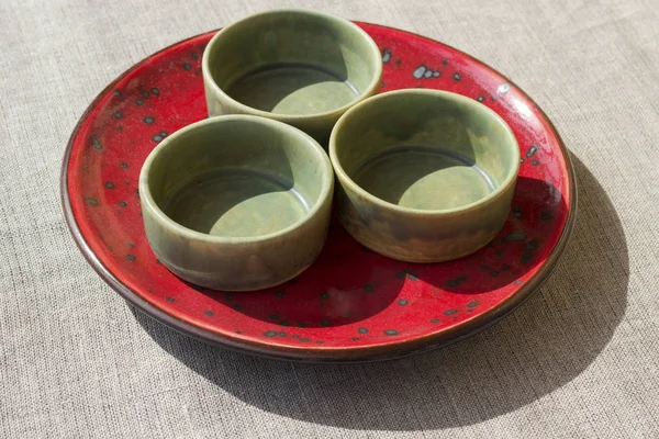 三个绿色碗在一个红色的盘子，抽象，背景 — 图库照片