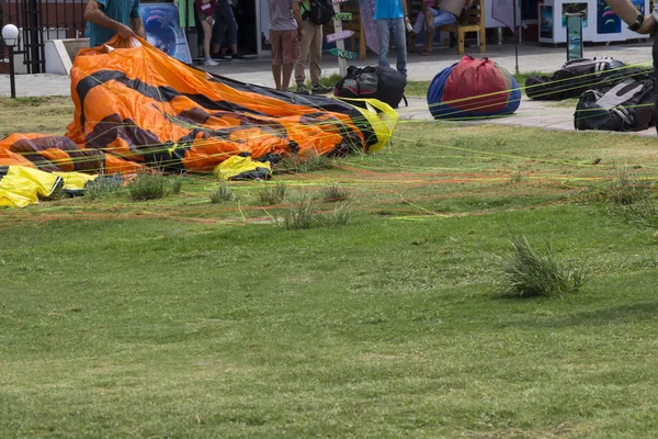 Parapente, bolso de mano de hombre en las bolsas. hay un lugar para el texto — Foto de Stock