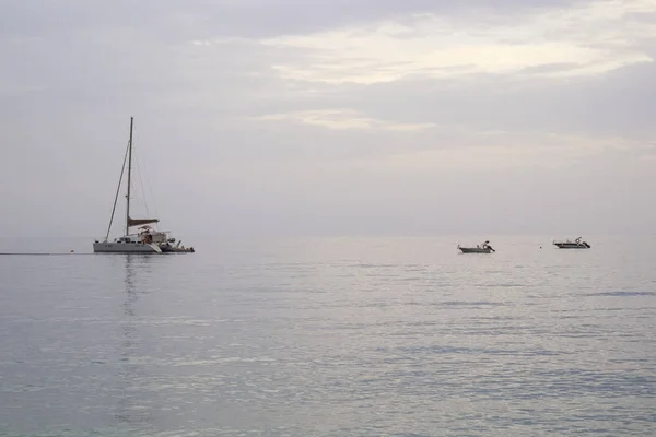 Yacht et deux bateaux à moteur à l'horizon marin — Photo