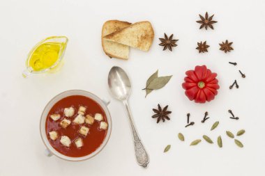 Yaz soğuk domates çorbası. Gazpacho için ürünler, beyaz arkaplan