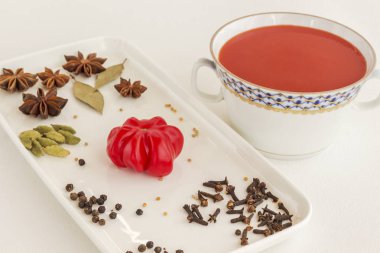 Yaz soğuk domates çorbası. Gazpacho için ürünler, beyaz arkaplan