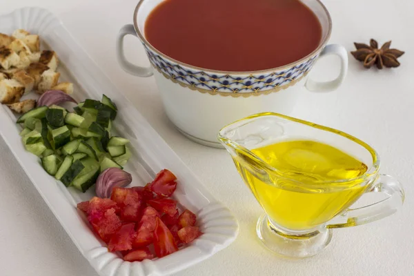 Soupe de tomate froide d'été. Ensemble de produits pour gazpacho, fond blanc — Photo