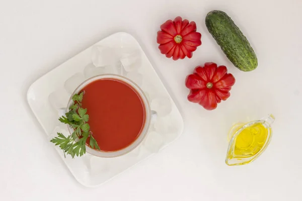 Sommerkalte Tomatensuppe, Serie von Produkten für Gazpacho, weißer Hintergrund — Stockfoto