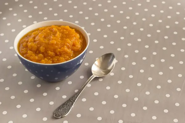 Bouillie de citrouille dans un bol. Gris pois fond — Photo