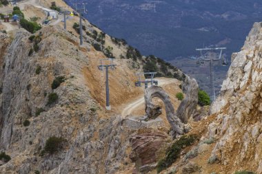 Asansörün metal sütunları. Yazın dağlık yamaçlar