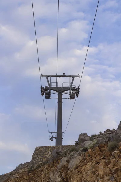 Metal pillars of the chairlift. Mountain slopes in summer — Stock Photo, Image