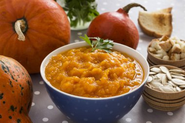 Portakal kabakları ve tohumların arasında kabak lapası. Kapat.