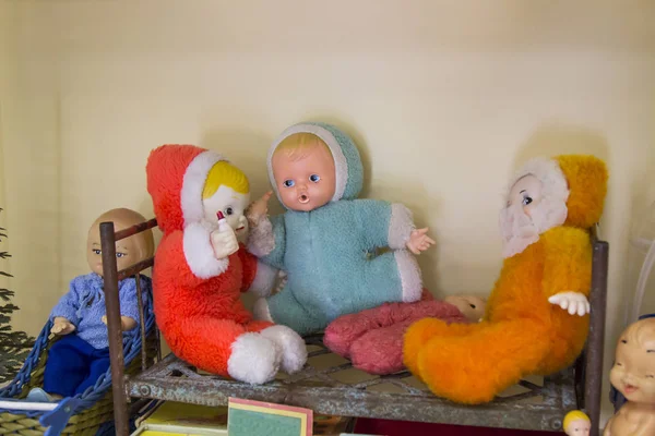 Conceito de infância feliz: brinquedos retro, bonecas estão sentadas em um berço — Fotografia de Stock