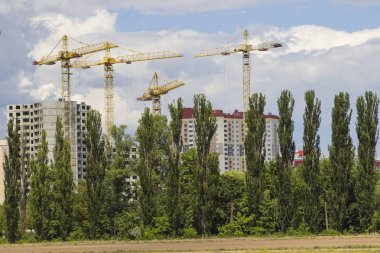 Yüksek bir binanın inşaatı, inşaat vinci. Mavi gökyüzü arkaplanı