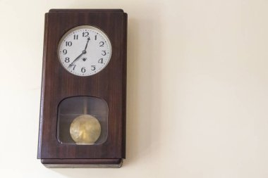 Ahşap çantalı eski bir saat, yakın plan. Metin için bir yer var