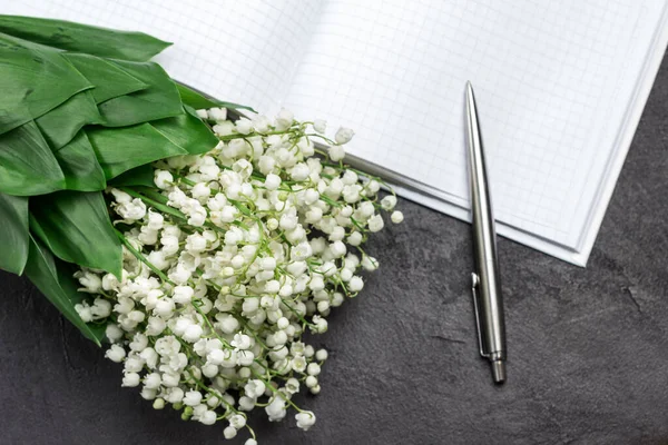 Nilüfer çiçekleri açık defter sayfasında. Kapatın. Üst görünüm