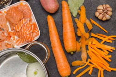 Midye çorbası pişirmek için gerekli malzemeler. Omega-3 'ün doğal deniz ürünleri kaynağı. Siyah arka plan. Düz yatıyordu