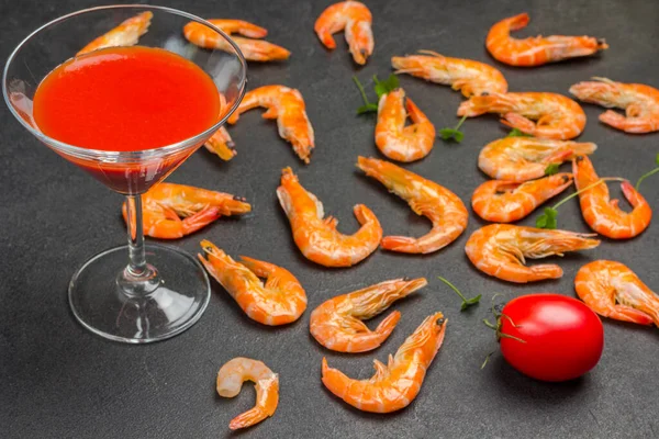 Wijnglas Met Tomatensap Rode Tomaat Sinaasappelgarnalen Zwarte Achtergrond — Stockfoto