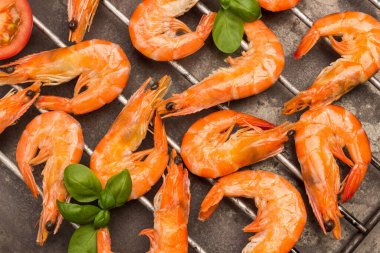 Metal ızgarada kaplan karidesleri. Izgara deniz ürünleri. Sağlıklı beslenme